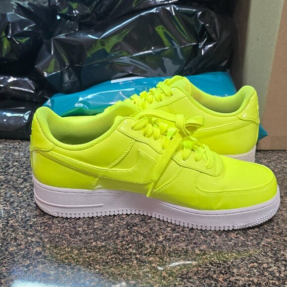 Nike Air Force 1 '07 LV8 UV Volt size 9 Mens - Picture 14 of 16